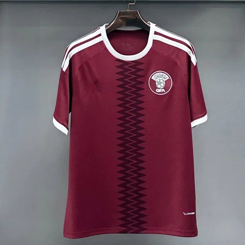 Maillot domicile Qatar 25/26 Le 12 -ème Maillot, maillot de football avec logo et couleurs officielles du Qatar.