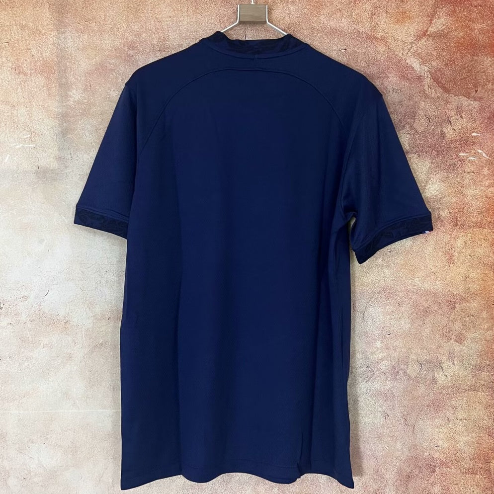 Maillot domicile de l'équipe de France 2022, fabriqué par Le 12 -ème Maillot, visible avec détails du design bleu et logo.