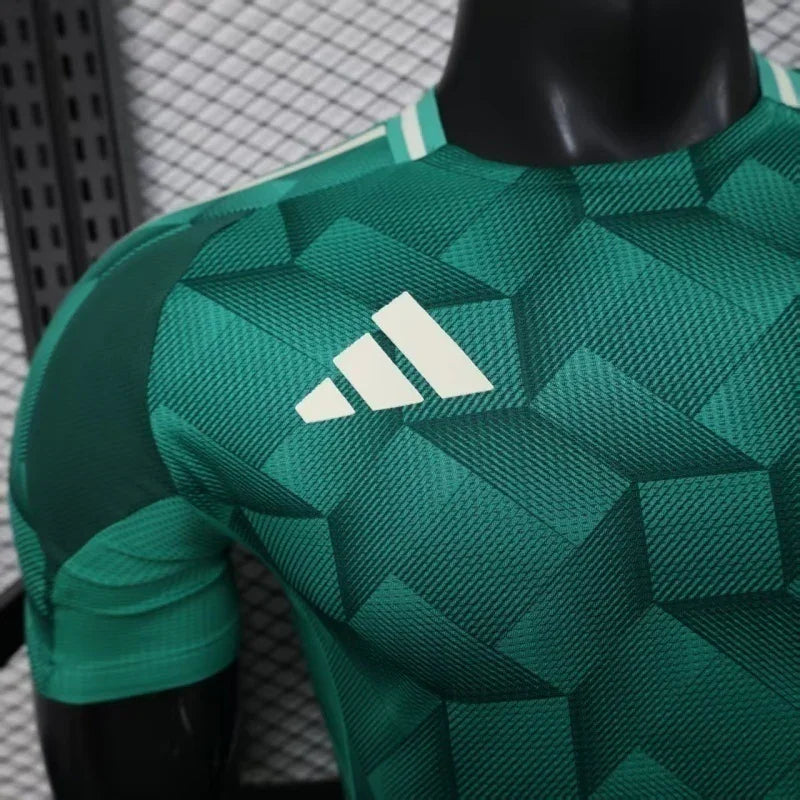 Maillot de l'équipe d'Arabie Saoudite pour la Coupe du Monde 2026, marque Le 12 -ème Maillot, visible avec détails du design.