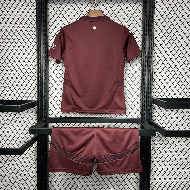 Kit enfant Manchester City 2024-25, maillot officiel Le 12 -ème Maillot, avec logo et détails du club, pour jeunes supporters.