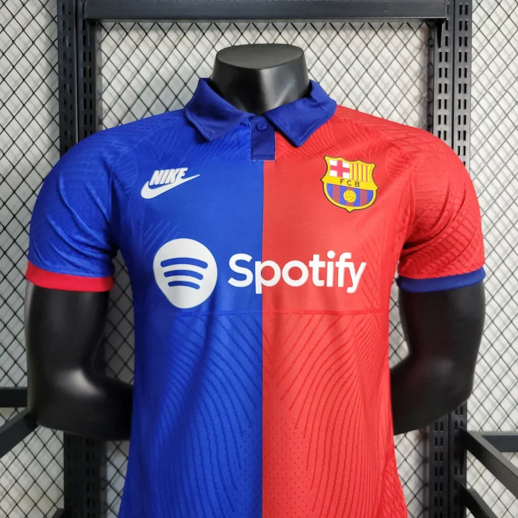 Maillot domicile du FC Barcelone 2023-2024 Le 12-ème Maillot, maillot de football avec logo blaugrana et design moderne.