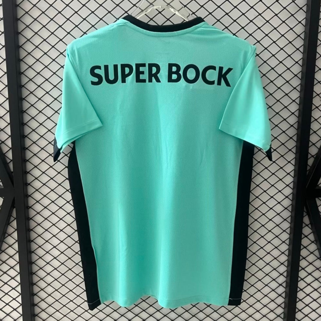 Maillot de football Sporting CP vert pour enfants 25/26 ans, fabriqué par Le 12 -ème Maillot, vue de face.
