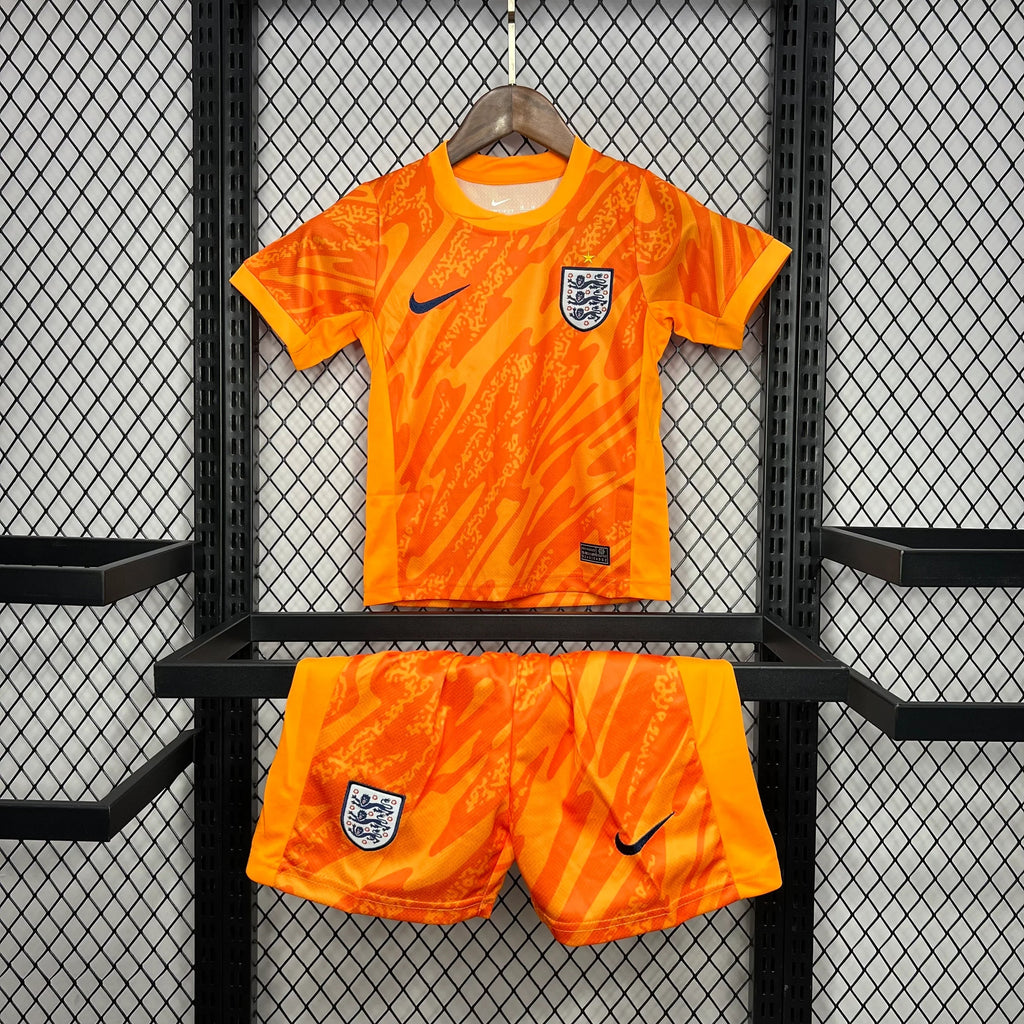Kit enfant Angleterre 2024 de Le 12 -ème Maillot, maillot de football avec logo et design officiel, affiché sur un mannequin.