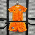 Kit enfant Angleterre 2024 de Le 12 -ème Maillot, maillot de football avec logo et design officiel, affiché sur un mannequin.