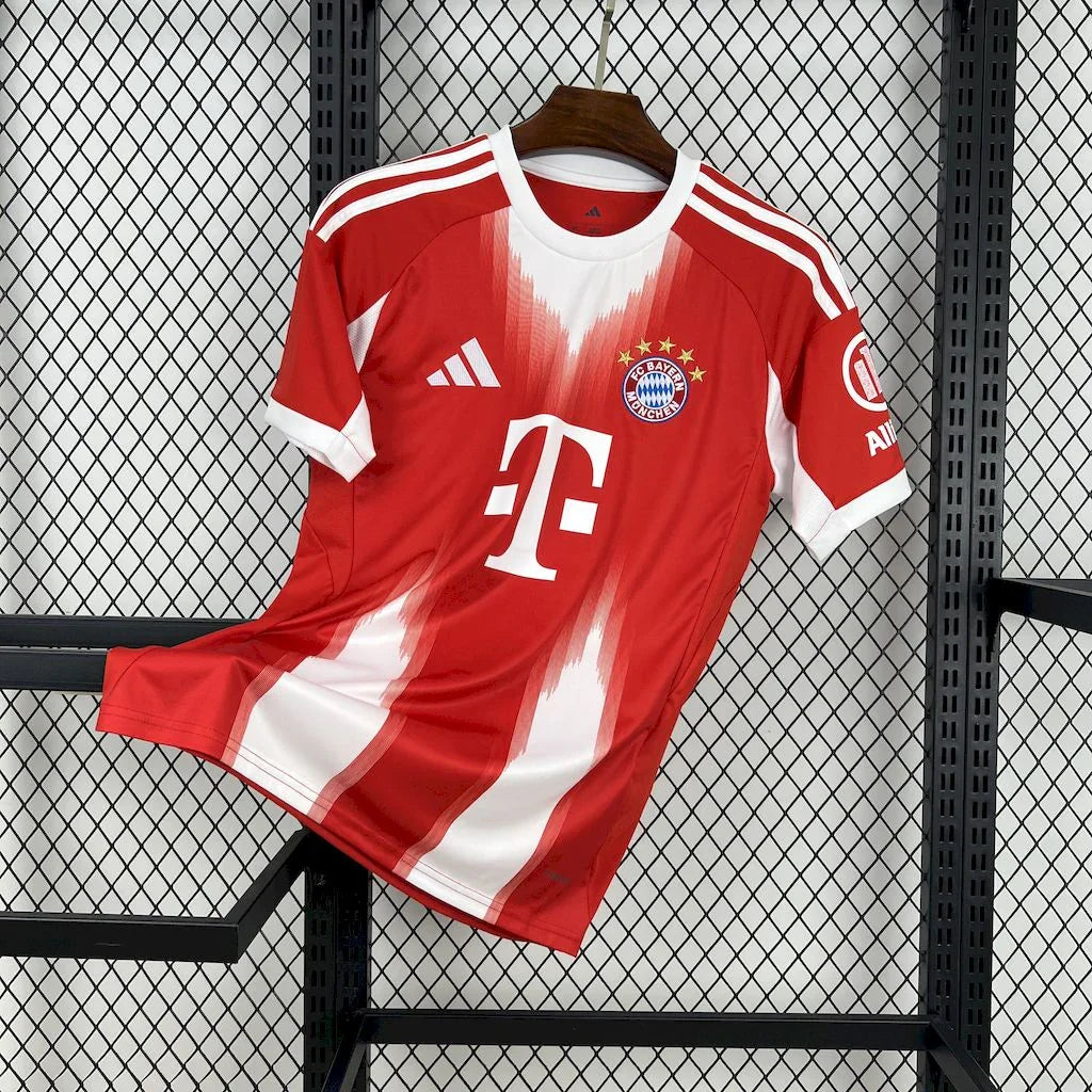 Maillot Bayern Munich 2025-26 Le 12 -ème Maillot, maillot de football avec logo Bayern et design moderne visible sur l'image.