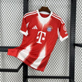 Maillot Bayern Munich 2025-26 Le 12 -ème Maillot, maillot de football avec logo Bayern et design moderne visible sur l'image.