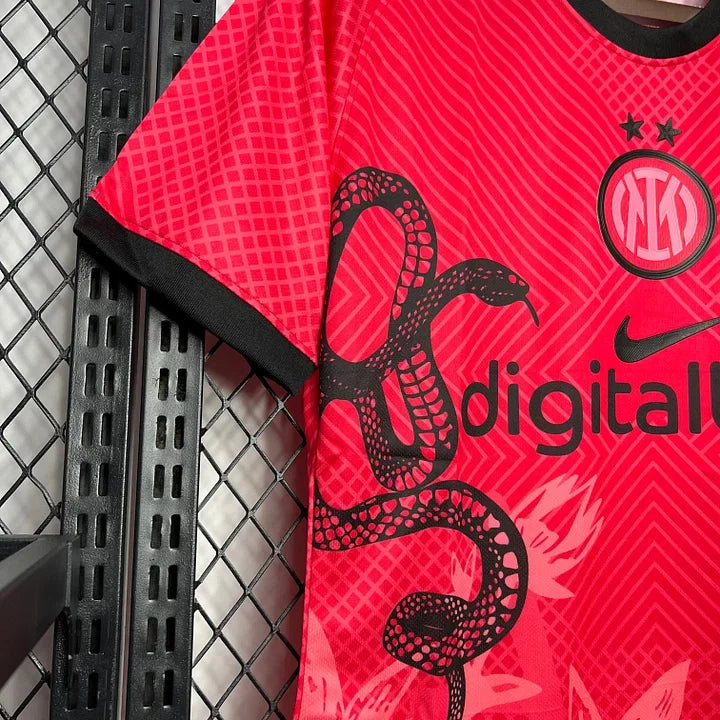 Maillot Inter Milan édition spéciale 2024-2025 en peau de serpent, fabriqué par Le 12, vue de face avec détails du design.
