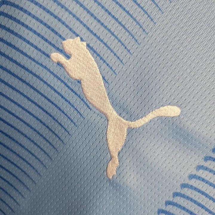 Maillot domicile Manchester City saison 2023-2024 Le 12-ème Maillot, maillot de football bleu avec logo et détails de la saison.