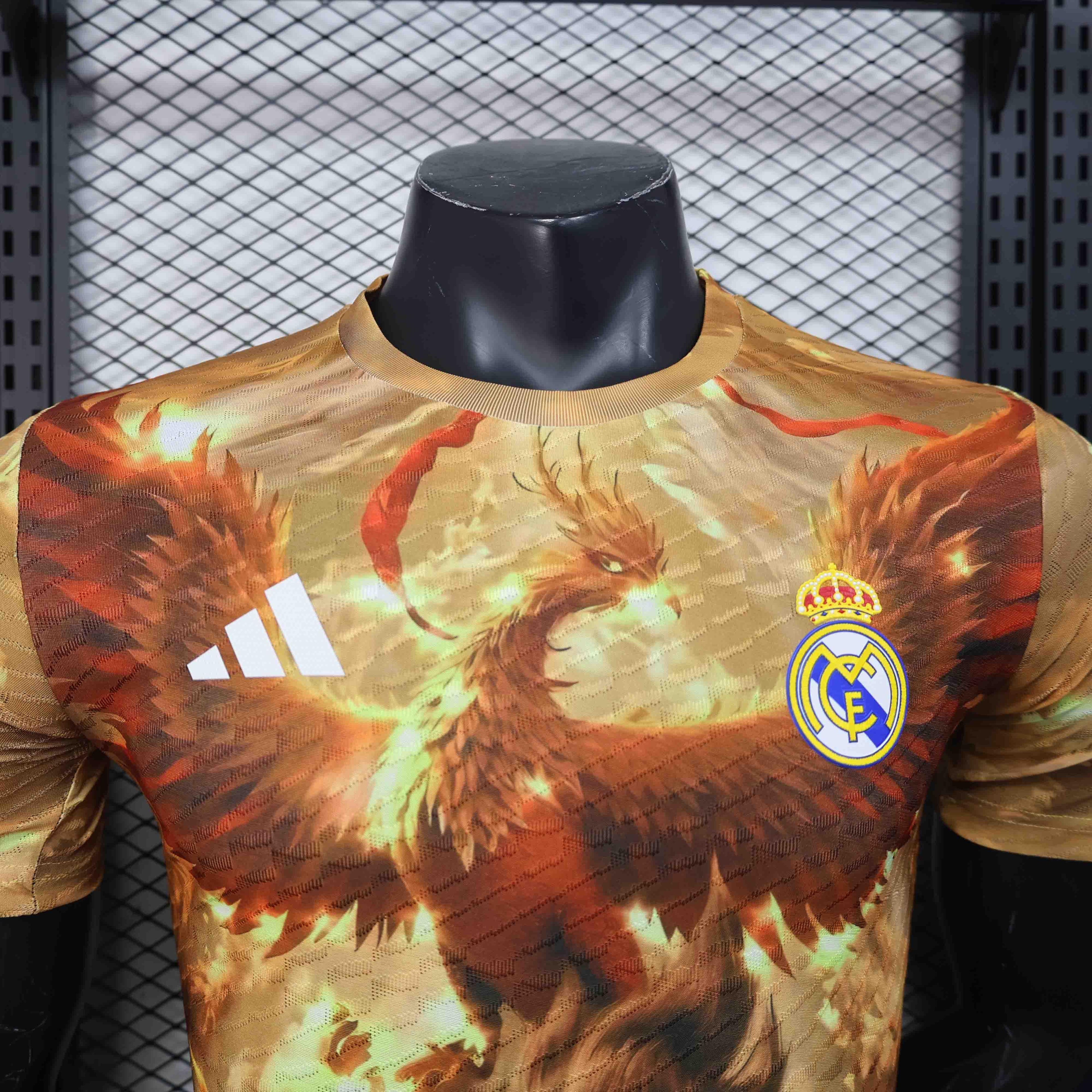 Maillot conceptuel du Real Madrid 2025-26, jersey de football de la marque Le 12 -ème Maillot, avec logo et design moderne visible.