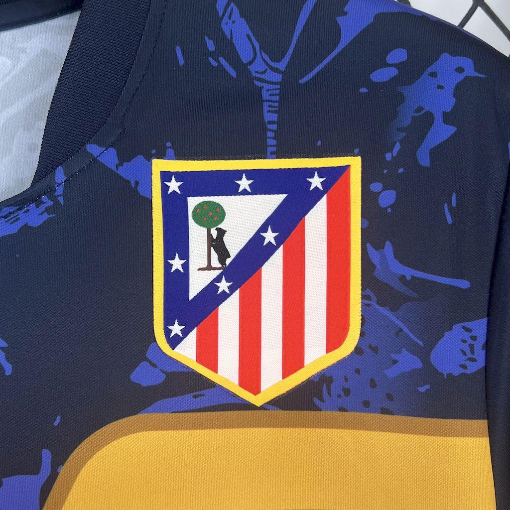 Maillot Atlético Madrid Concept 2025-26 de Le 12 -ème Maillot, vue de face avec logo et design innovant, tissu en polyester bleu et rouge