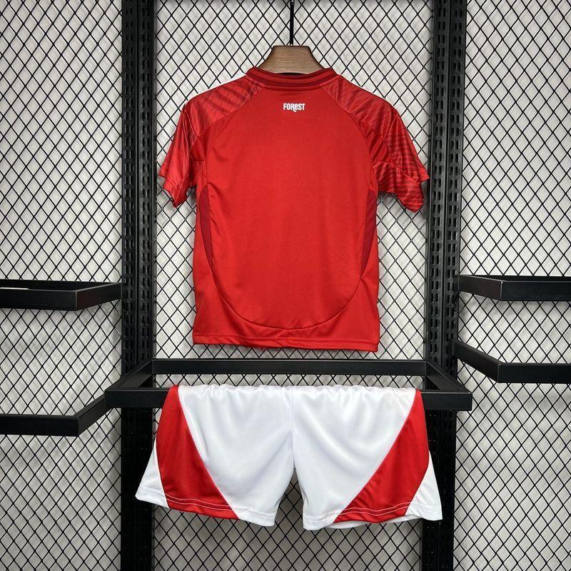 Kit enfant Nottingham Forest 2024-25 de Le 12 -ème Maillot, maillot vert avec logo et détails du club visible.