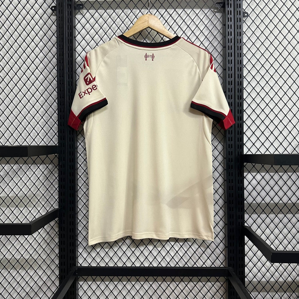 Maillot extérieur Liverpool 25/26 Le 12ème Maillot, maillot de football avec logos et numéros visibles, en bleu et blanc.