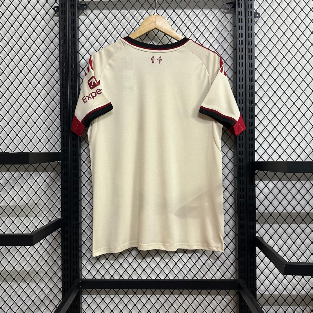 Maillot extérieur Liverpool 25/26 Le 12ème Maillot, maillot de football avec logos et numéros visibles, en bleu et blanc.