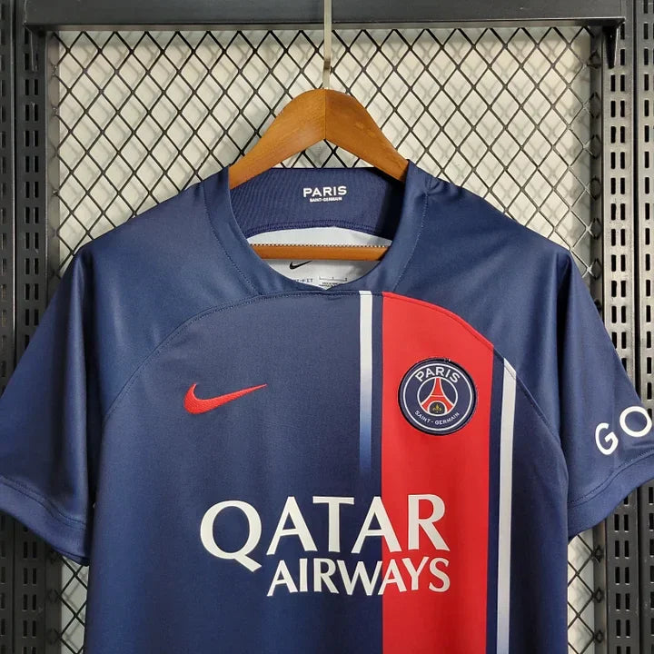 Maillot domicile Paris Saint Germain 2023-2024 de la marque Le 12-ème Maillot, vue de face, avec logo et détails du maillot.