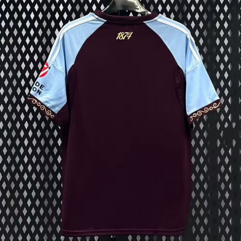 Maillot domicile Aston Villa 25/26, Le 12-ème Maillot, maillot de football jaune avec détails bleus et logo de l'équipe.
