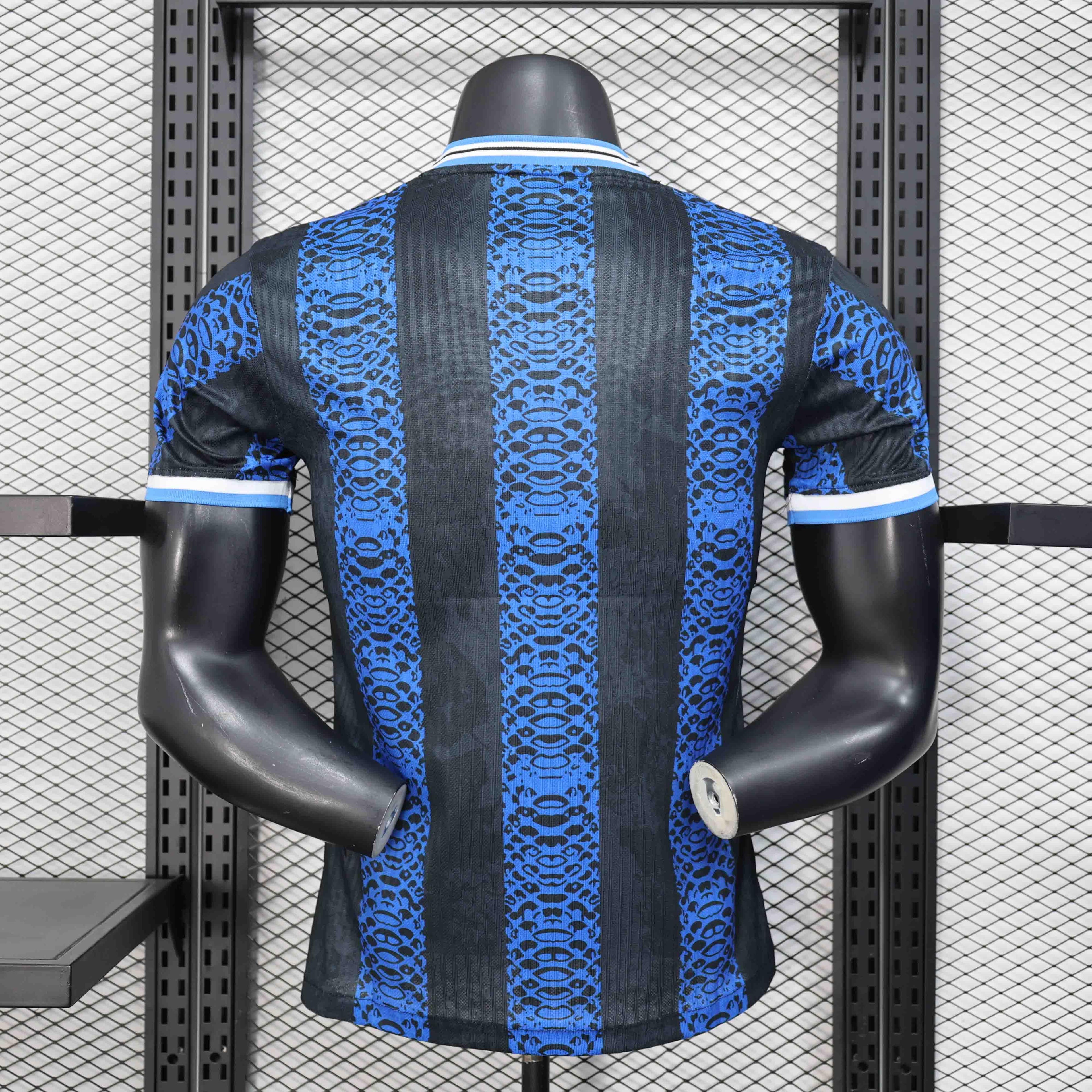 Maillot concept Inter Milan 2025-26 de la marque Le 12 -ème Maillot, vue de face avec logo et détails du design.