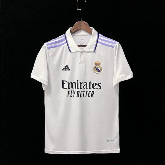 Maillot domicile Real Madrid 2022 2023, marque Le 12 -ème Maillot, vue de face avec logo du club et design blanc et bleu.