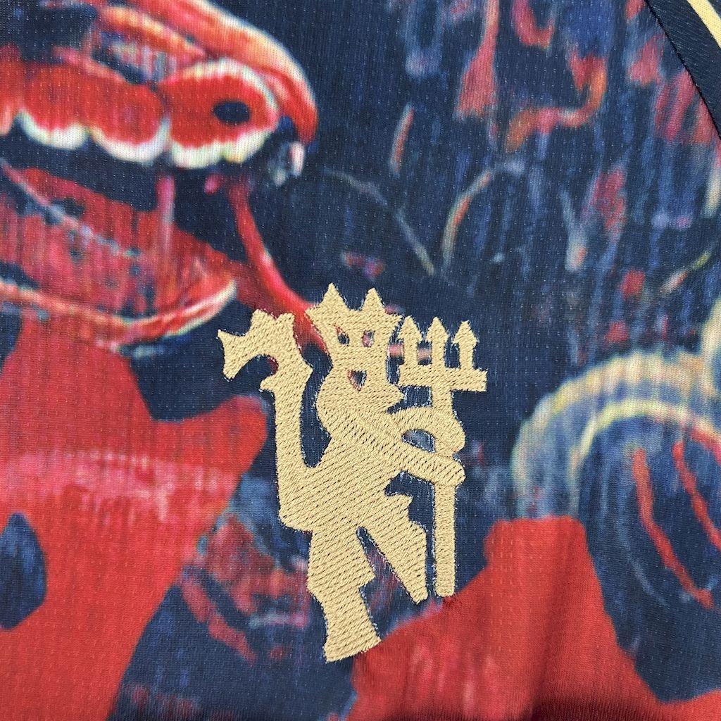 Maillot Manchester United concept 2025-26 de Le 12 -ème Maillot, maillot de football rouge avec logo et design moderne visible.