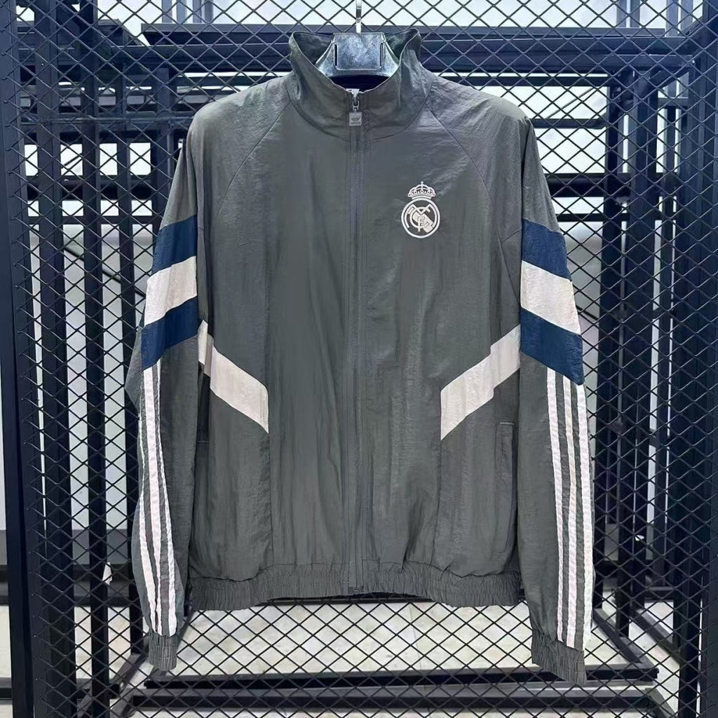 Veste coupe-vent réversible Le 12 -ème Maillot Real Madrid, logo et design en blanc et noir, tissu léger et résistant.