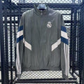Veste coupe-vent réversible Le 12 -ème Maillot Real Madrid, logo et design en blanc et noir, tissu léger et résistant.