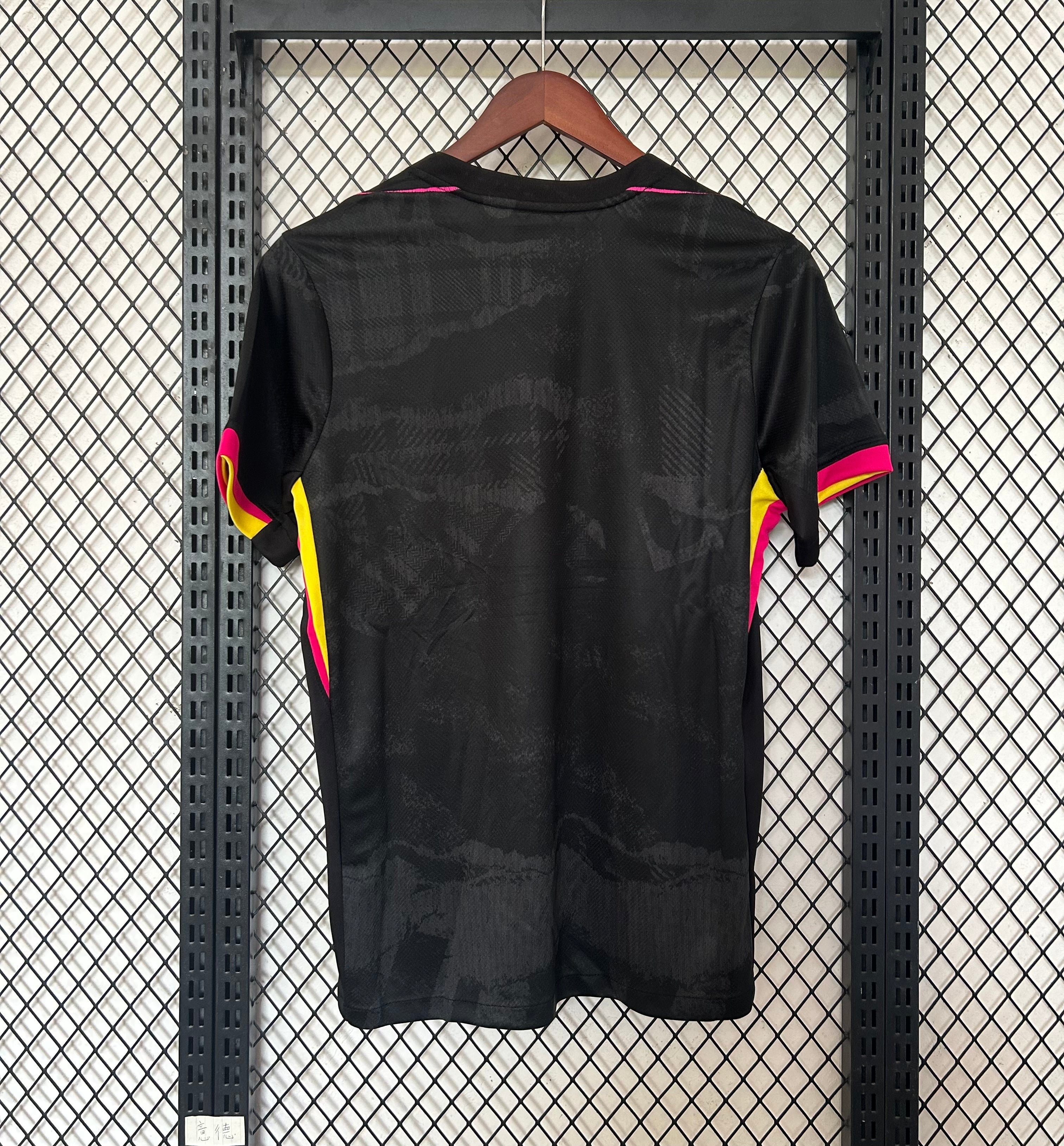 Maillot de football Chelsea 2024/2025 noir, jersey officiel de l'équipe, avec logo Le 12 -ème Maillot visible sur le devant.