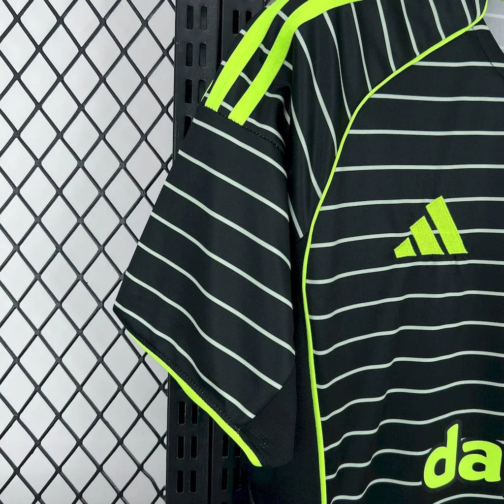 Maillot extérieur Celtic 2025-26 de Le 12 -ème Maillot, maillot de football vert avec logo de l'équipe et détails en blanc.