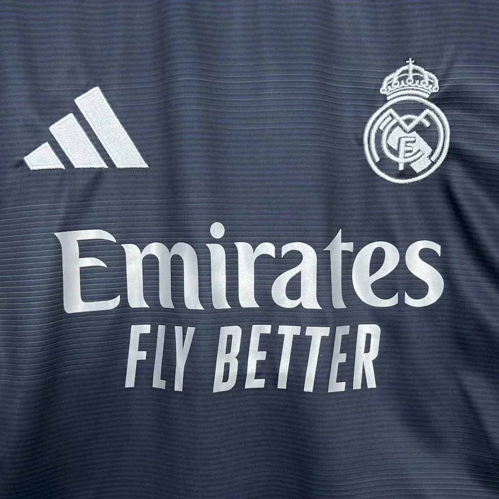 Maillot manches longues du Real Madrid 2025-26, marque Le 12 -ème Maillot, vue de face avec logo et détails du design blanc.