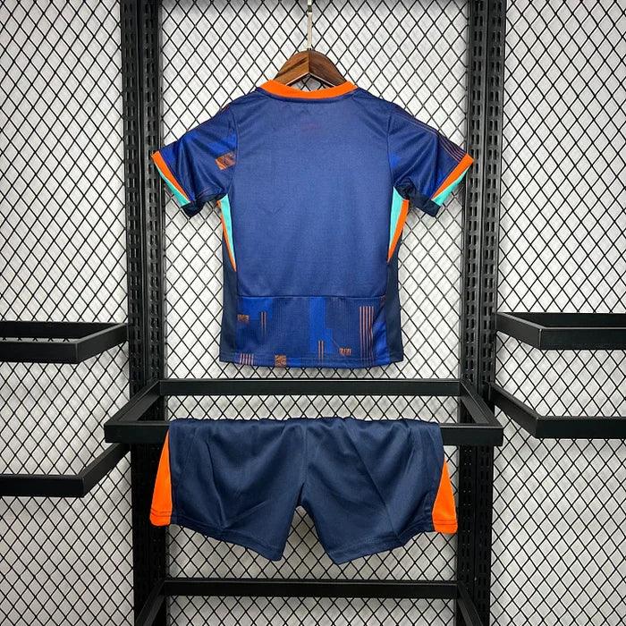 Ensemble pour enfant Pays-Bas extérieur 2024/2025 de la marque Le 12 -ème Maillot, maillot et short aux couleurs vives.