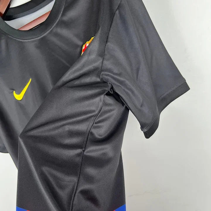 Maillot de football FC Barcelone 2023-2024 Le 12ème, maillot officiel avec logos et design moderne, vue de face.