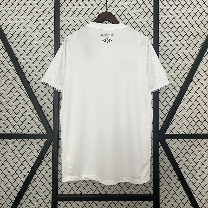 Maillot Santos 24/25 de Le 12 -ème Maillot, maillot de football rouge avec détails blancs et logo de l'équipe.