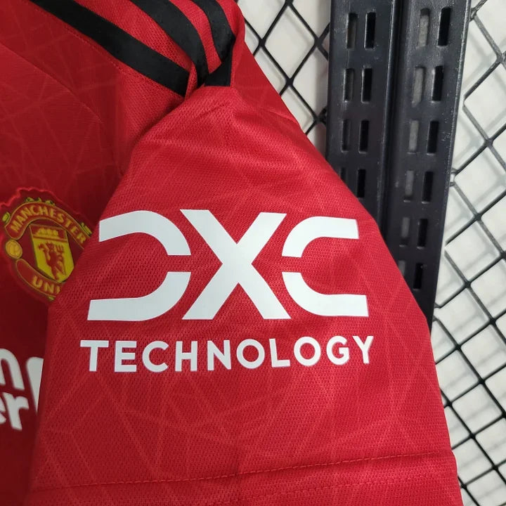Maillot domicile Manchester United 2023 2024 de Le 12 -ème Maillot, vue de face avec logo et design rouge et blanc.