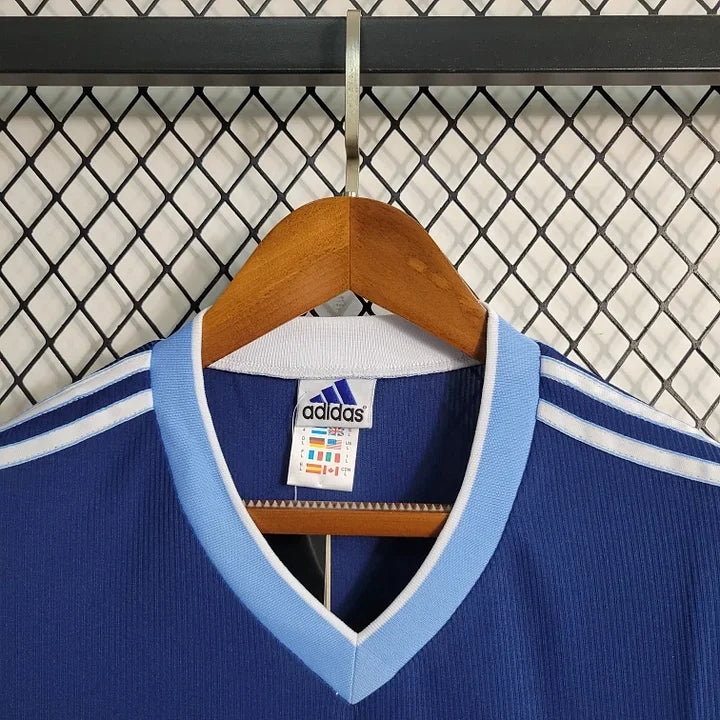 Maillot de football rétro Argentine 1998 de la marque Le 12, vue de face avec les couleurs bleu clair et blanc.