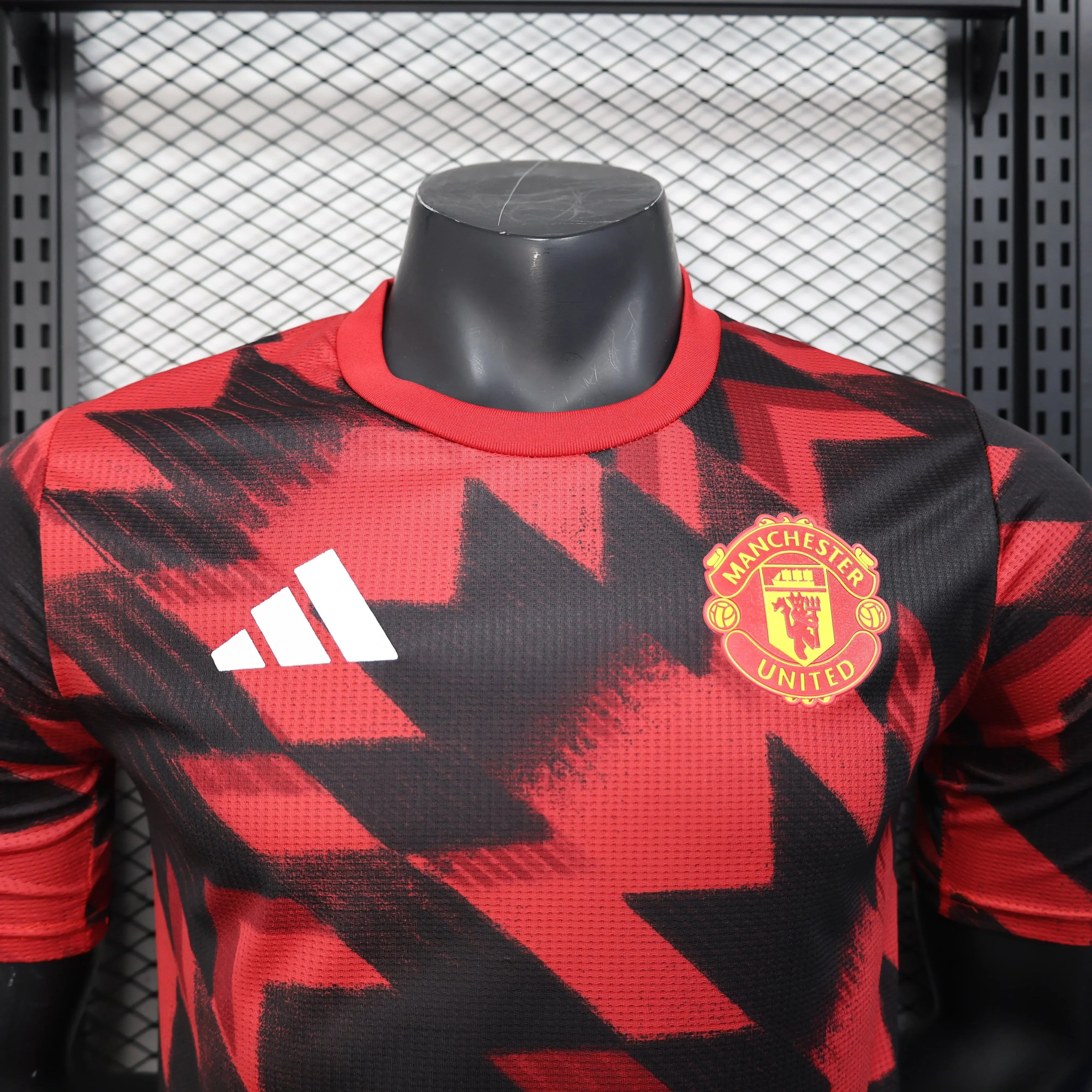Maillot d'entraînement Manchester United 2025-26 Le 12 -ème Maillot, maillot de football rouge avec logo et détails de l'équipe.
