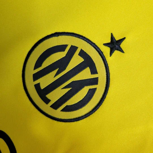 Maillot de football Inter Milan 2022/23 Le 12-ème Maillot, maillot bleu et noir avec logo et détails du club.