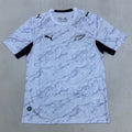 Maillot domicile 25/26 New Zealand Le 12 -ème Maillot, maillot de football vert avec logo et détails jaunes, vue frontale.
