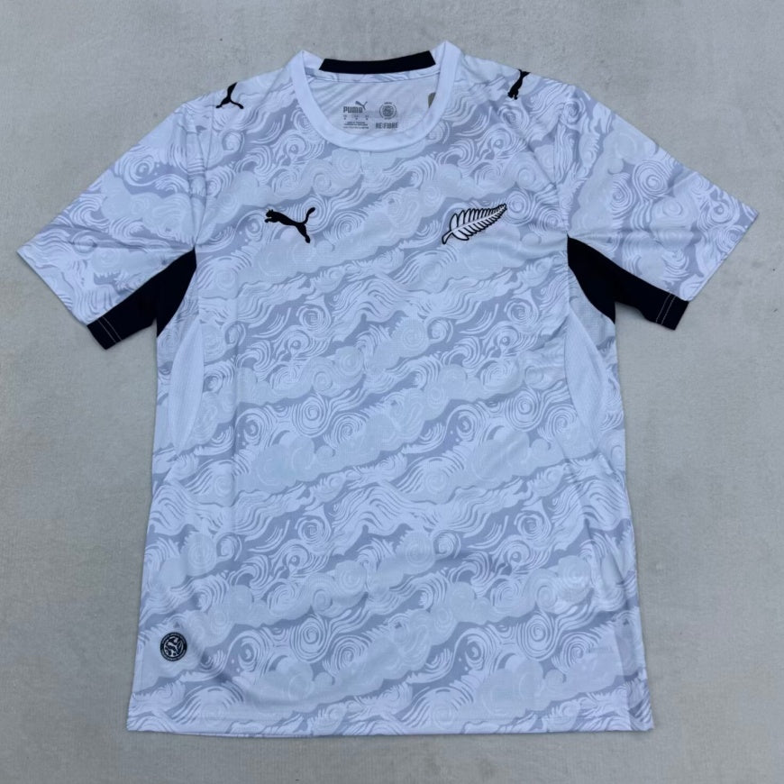 Maillot domicile 25/26 New Zealand Le 12 -ème Maillot, maillot de football vert avec logo et détails jaunes, vue frontale.