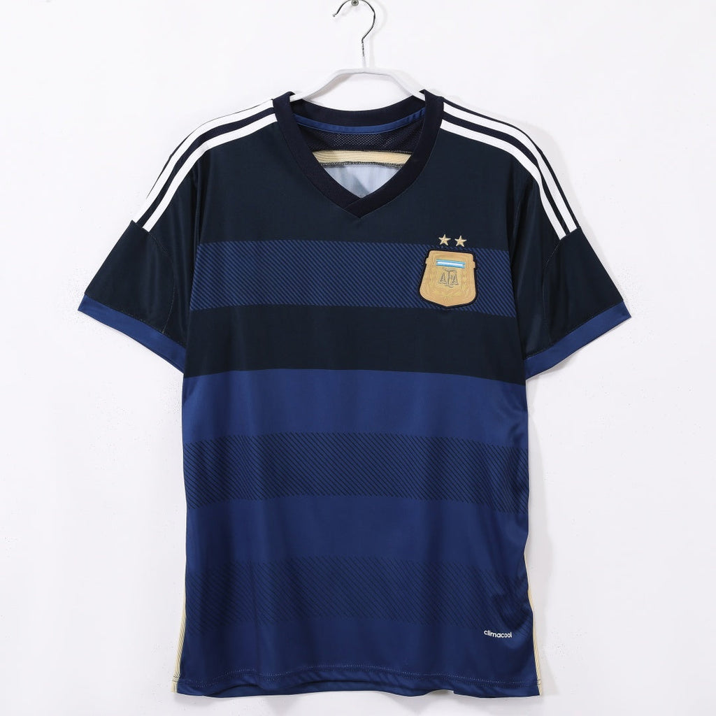 Maillot extérieur rétro de l'Argentine 2014, marque Le 12, avec les couleurs traditionnelles et le logo national visible.