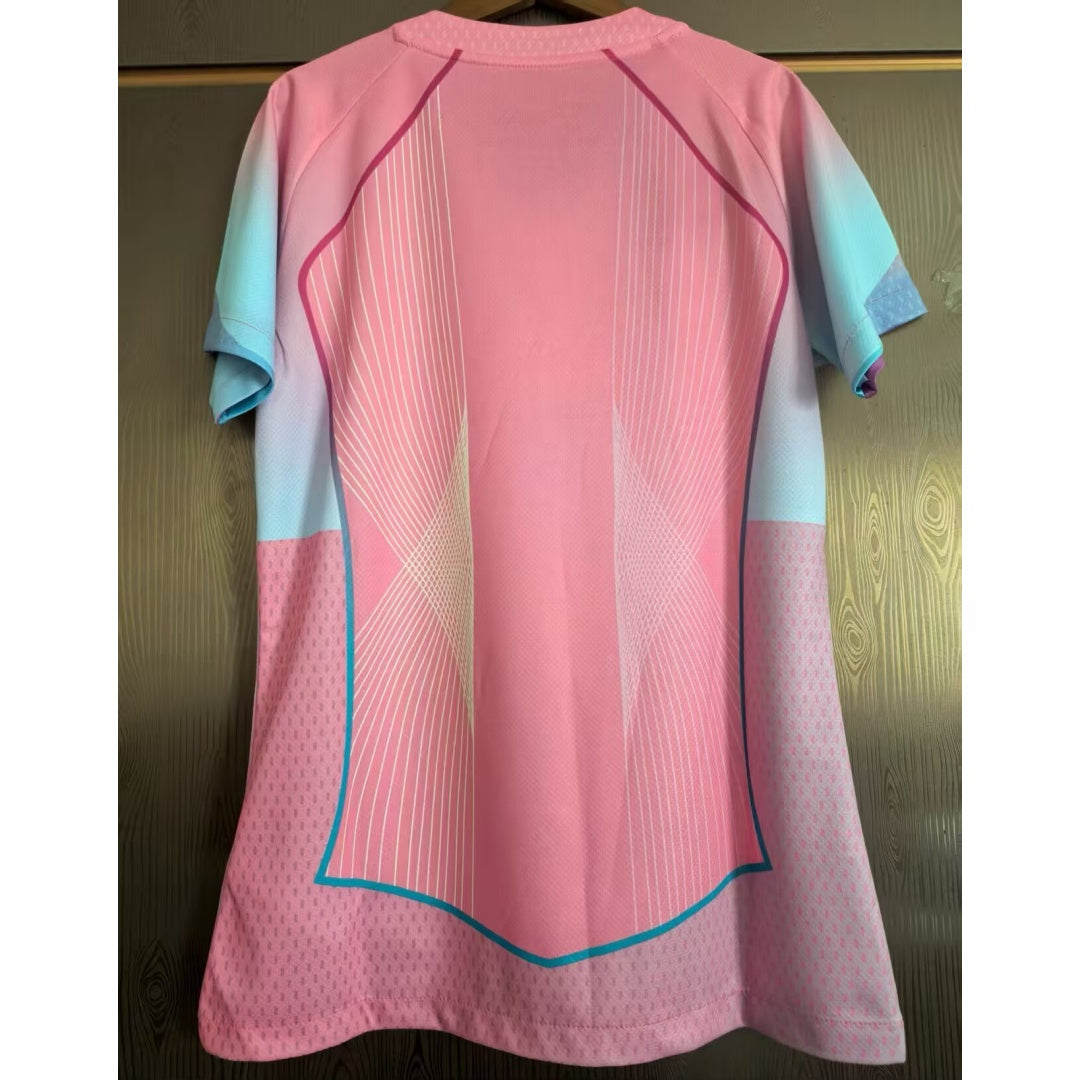 Maillot rose pour femme Barcelona 25/26 de la marque Le 12 -ème Maillot, détail du design sportif et coloré.