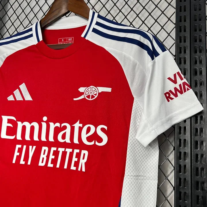Maillot domicile Arsenal 2024/25 Le 12 -ème Maillot, maillot de football rouge avec logo du club et détails blancs visibles.