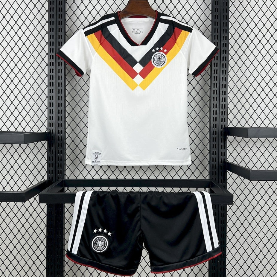 Ensemble domicile pour enfant 25/26 ans, maillot Le 12 -ème Maillot, maillot Allemagne avec logo et détails blancs.