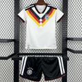 Ensemble domicile pour enfant 25/26 ans, maillot Le 12 -ème Maillot, maillot Allemagne avec logo et détails blancs.
