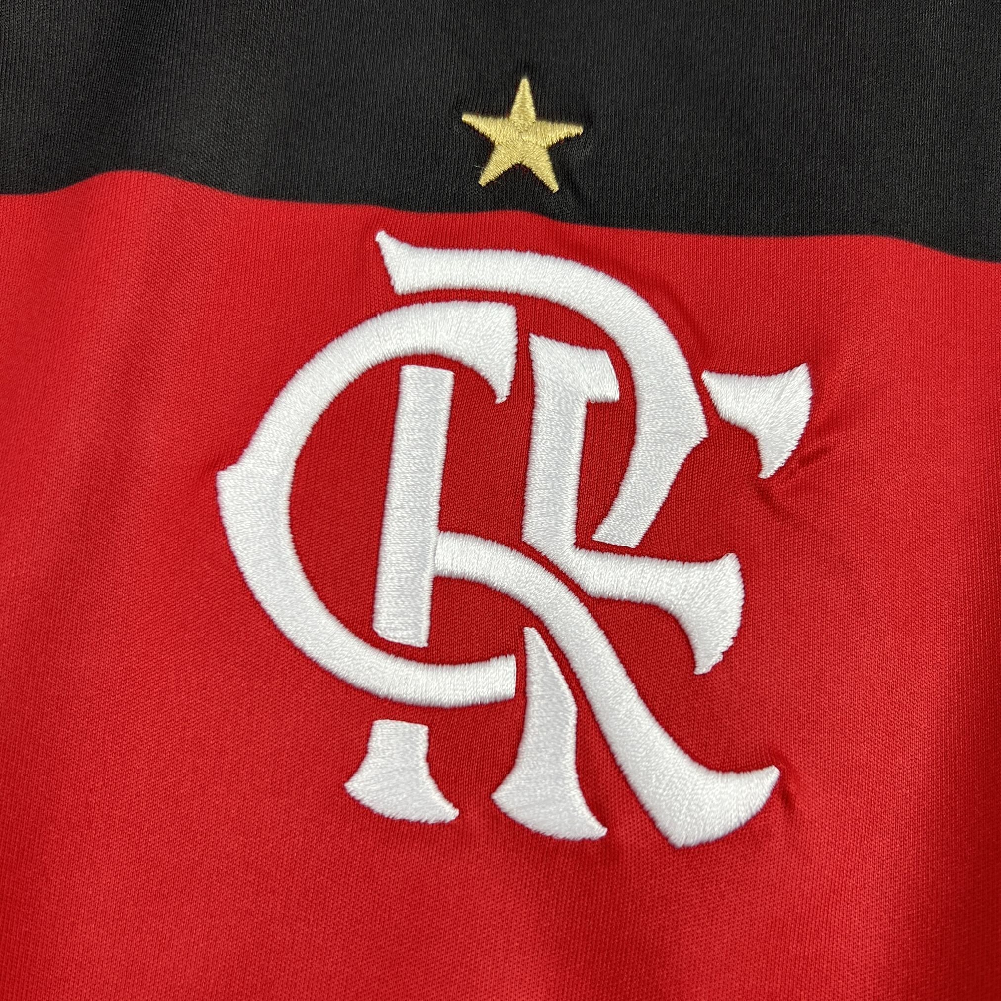 Maillot Flamengo 2026-27 Le 12 -ème Maillot, maillot de football rouge et noir avec logo du club visible sur le devant.