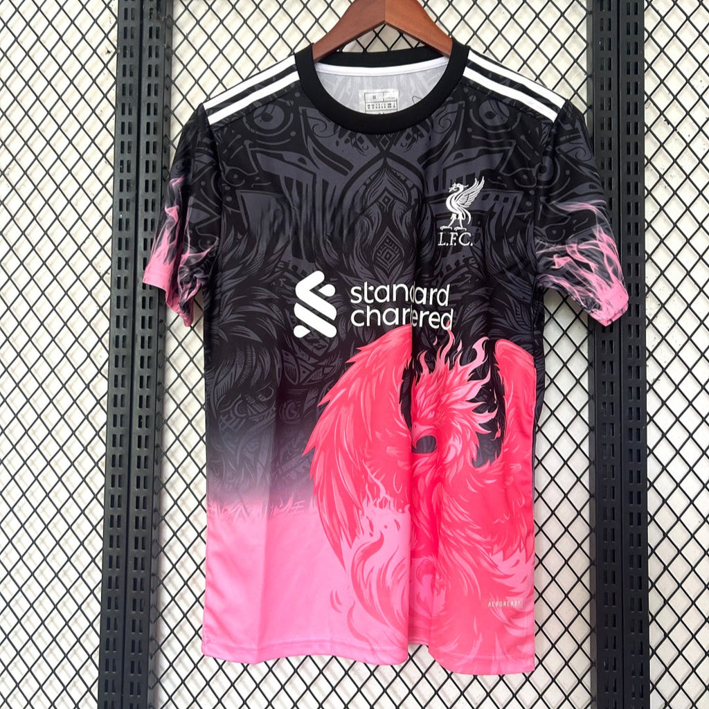 Maillot Liverpool 25/26 rouge de Le 12 -ème Maillot, avec logo Eagle et détails de l'équipe sur le devant.