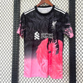 Maillot Liverpool 25/26 rouge de Le 12 -ème Maillot, avec logo Eagle et détails de l'équipe sur le devant.
