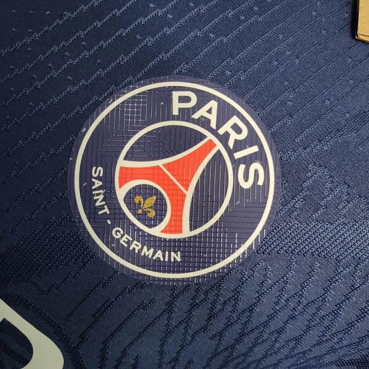 Maillot de football Paris 2023-2024 Le 12-ème, maillot officiel avec logo et couleurs du Paris Saint-Germain.