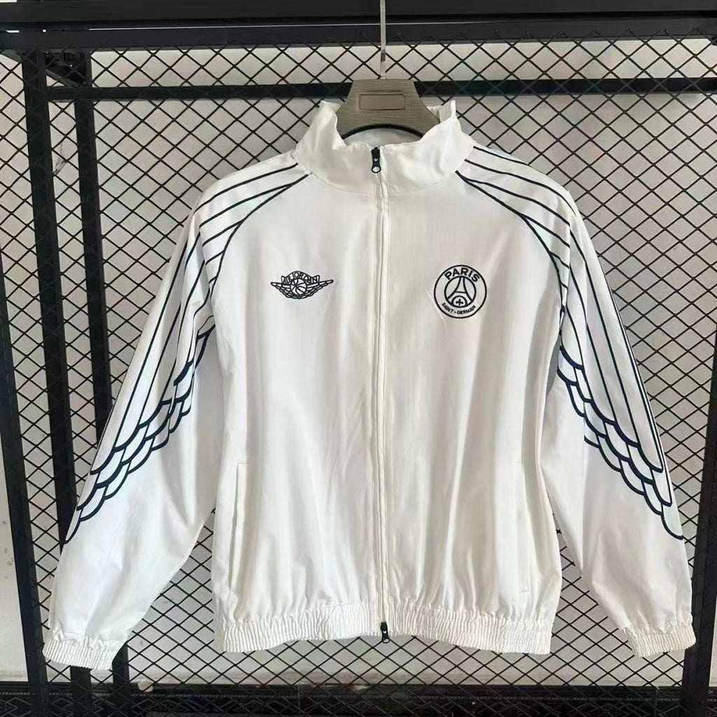 Veste coupe-vent réversible Le 12 -ème Maillot PSG, design noir et rouge, portée, vue de face.