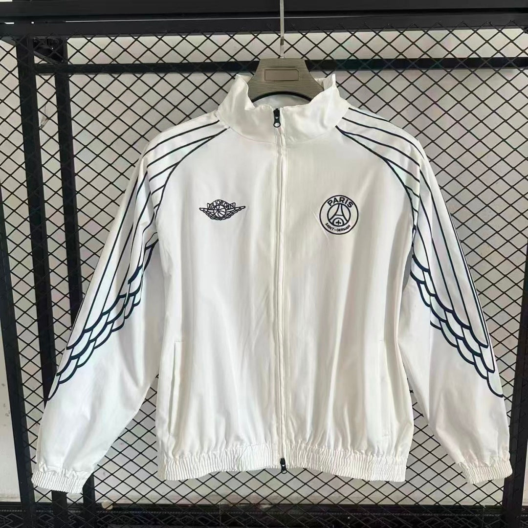 Veste coupe-vent réversible Le 12 -ème Maillot PSG, design noir et rouge, portée, vue de face.