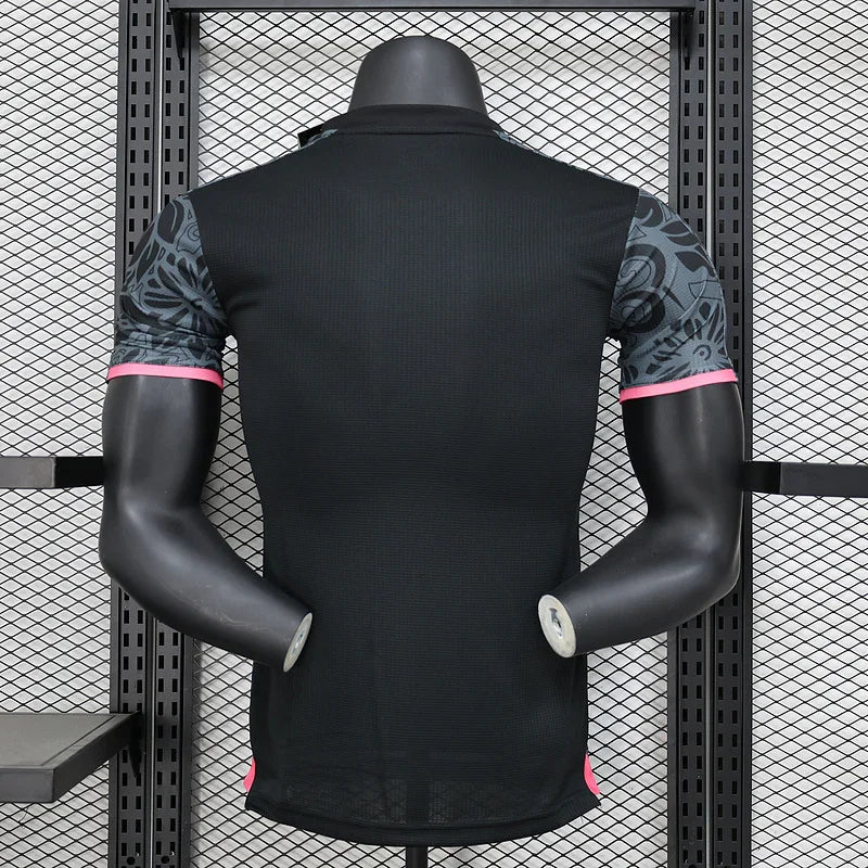 Maillot 2024 Palestine Le 12, maillot de football avec les couleurs et le logo de la Palestine, porté par un joueur.
