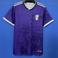 Maillot de football Italie 25/26 violet, marque Le 12 -ème Maillot, détail en tissu et logo visible.