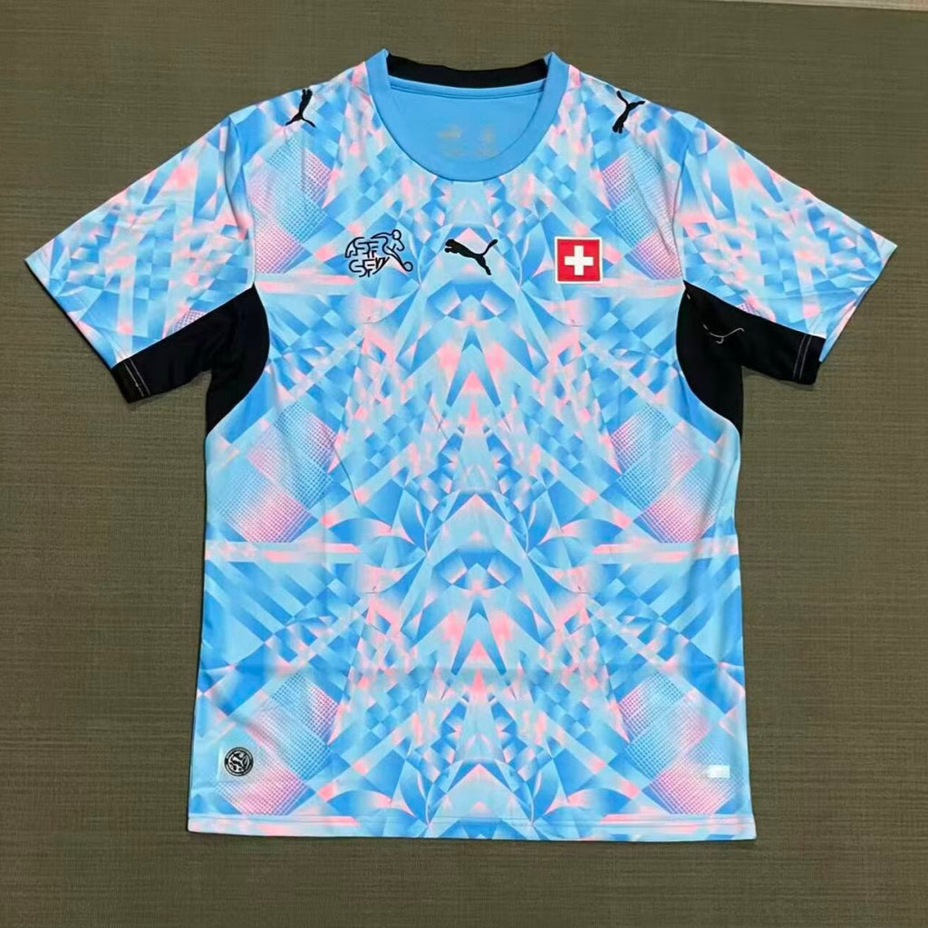 Maillot extérieur Suisse 25/26 Le 12 -ème Maillot, maillot de football avec logo et détails en bleu et blanc sur fond blanc